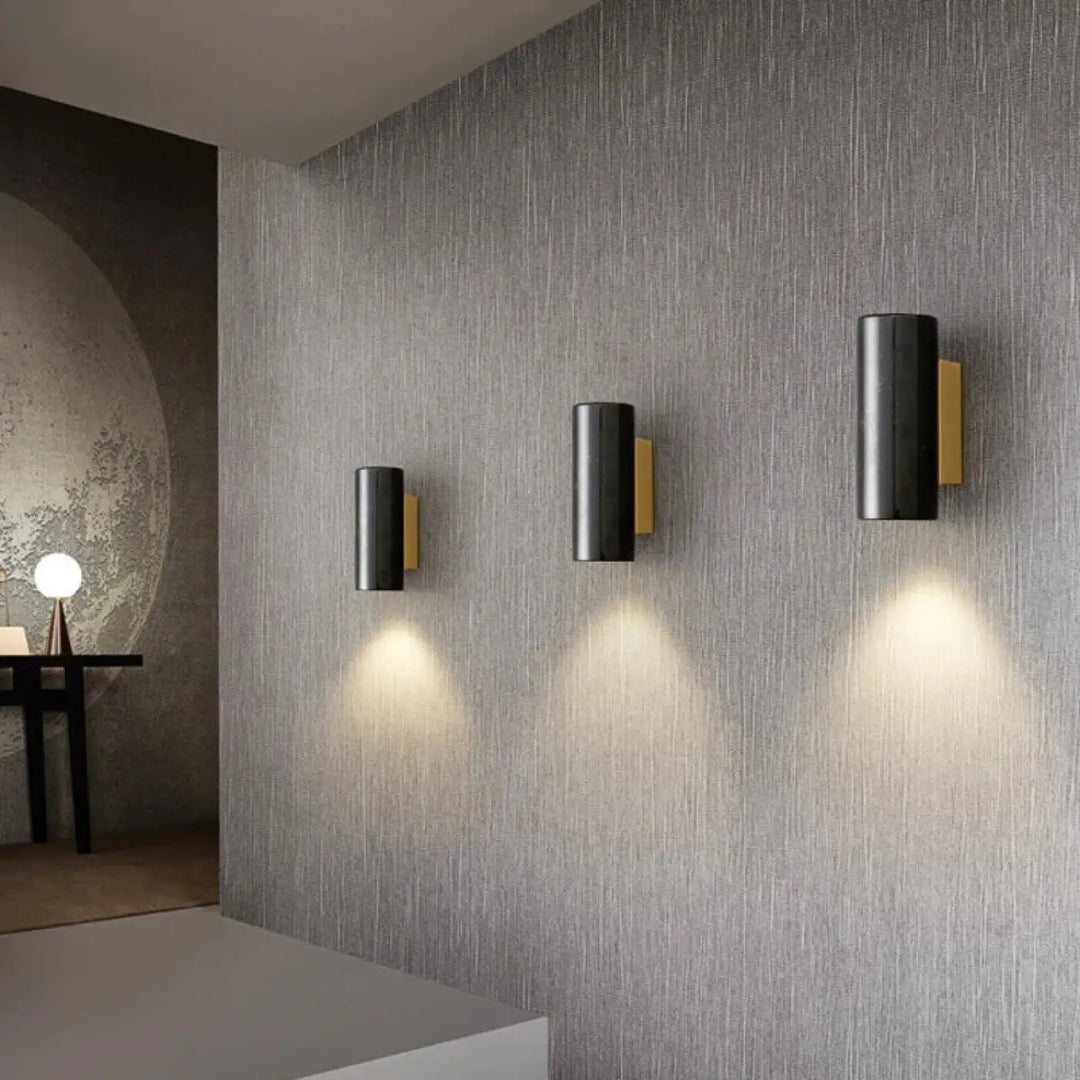 Applique murale nordiluxe en cylindre moderne avec finitions noir mat et plaques de montage dorées pour éclairage led