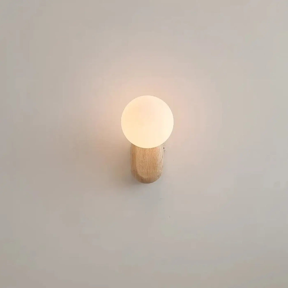 Applique Murale Minimaliste Bois Clair Et Globe En Verre Opale