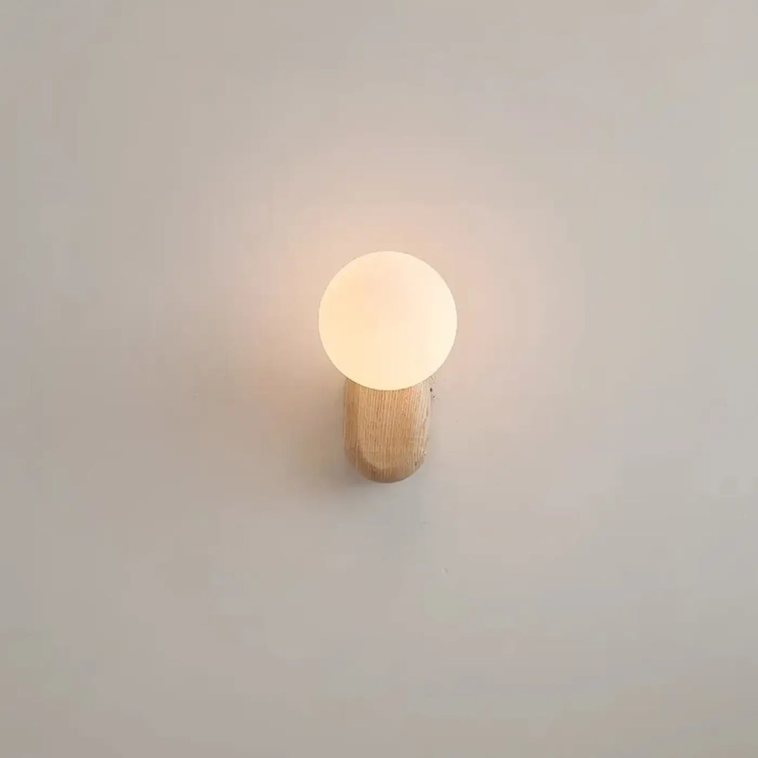 Applique Murale Minimaliste Bois Clair Et Globe En Verre Opale