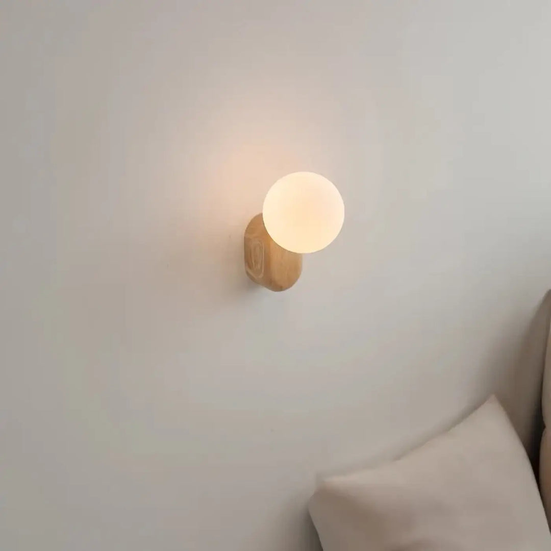 Applique Murale Minimaliste Bois Clair Et Globe En Verre Opale