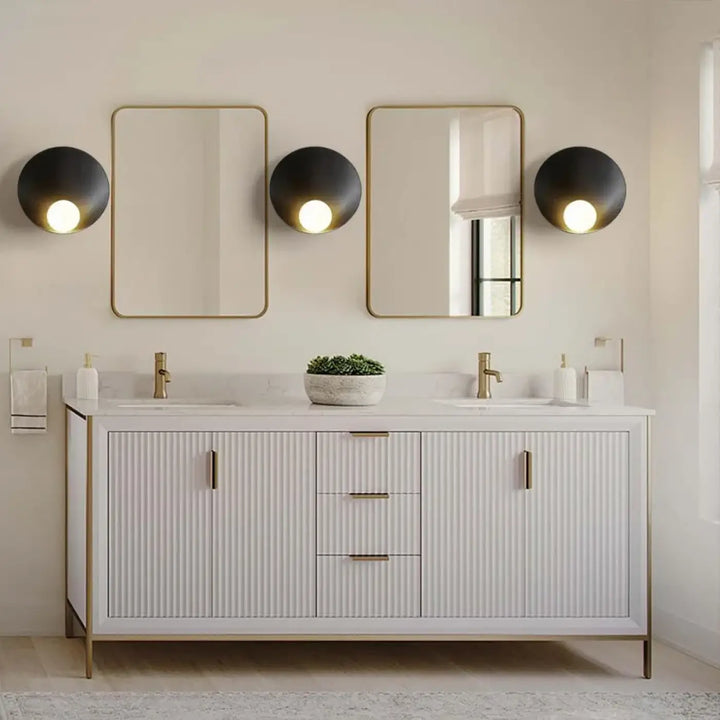 Applique murale minimaliste blanche avec accents dorés et panneaux nervurés verticaux style applique murale linç