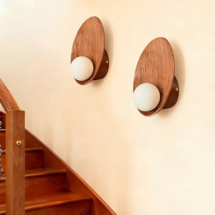 Paire d’applique murale minimaliste en bois avec cadres ovales lisses et globes en verre dépoli frosted