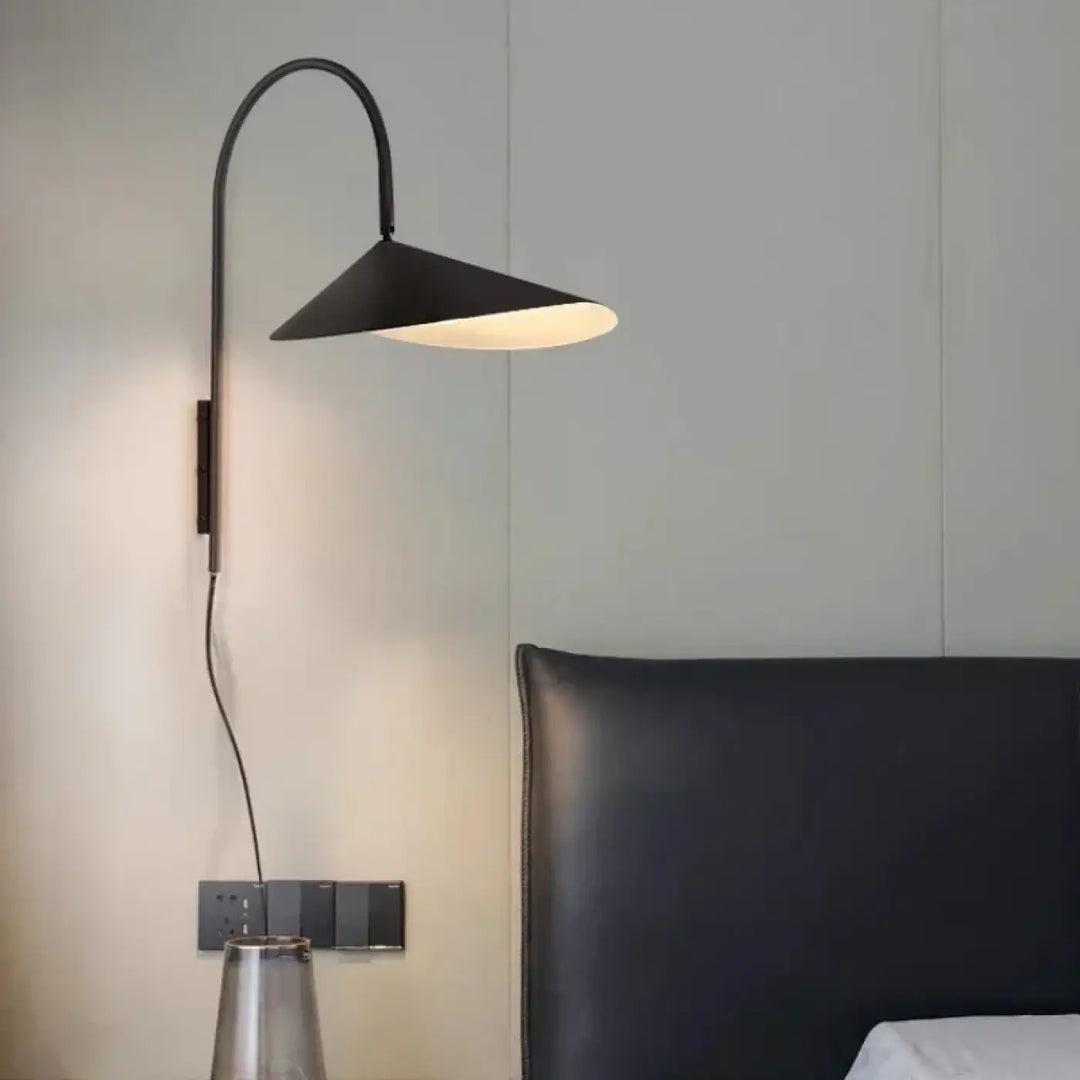 Applique murale minimaliste à bras courbé en beige ou noir