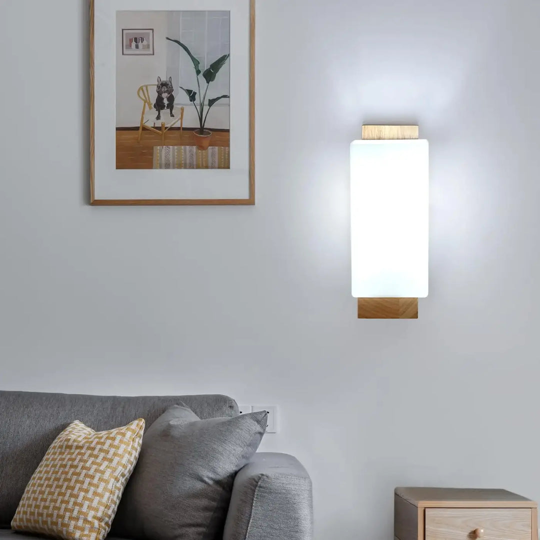 Applique murale aria rectangulaire avec diffuseur lumineux en verre dépoli blanc et cadre en bois clair minimaliste