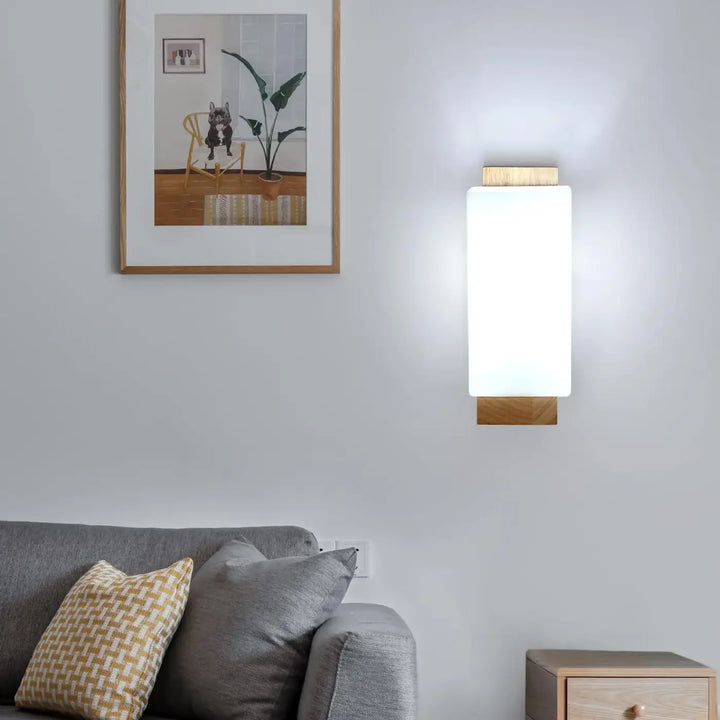 Applique murale aria rectangulaire avec diffuseur lumineux en verre dépoli blanc et cadre en bois clair minimaliste