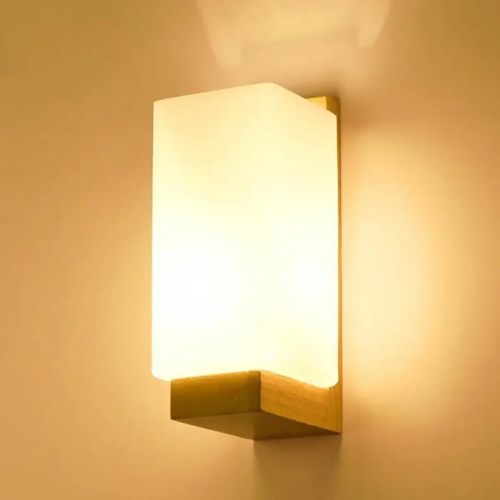 Applique murale aria minimaliste rectangulaire à cadre métal finition laiton avec diffuseur lumineux en verre dépoli