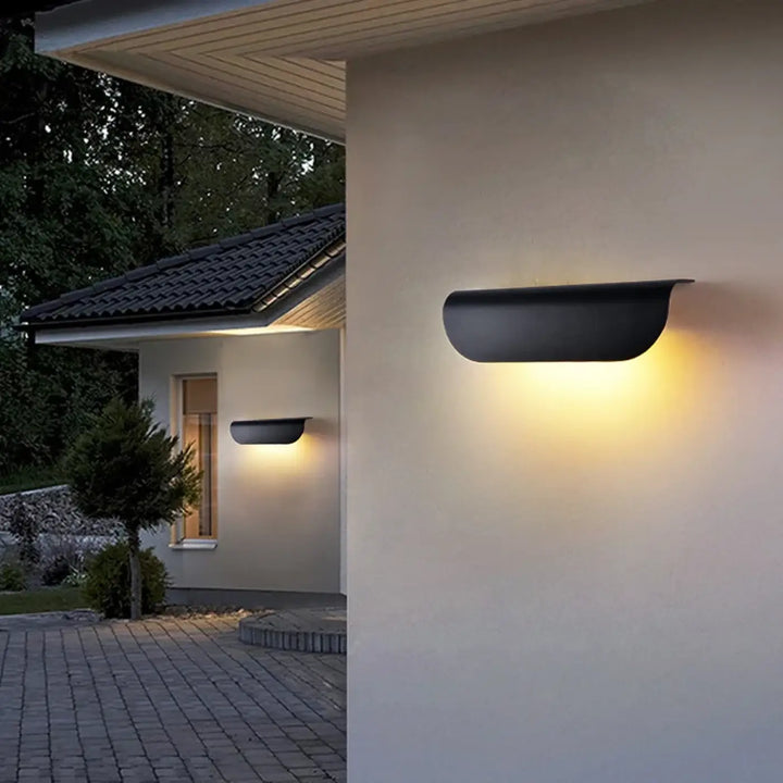 Applique murale nox noire moderne avec design courbé minimaliste émettant une lumière chaude jaune pour extérieur