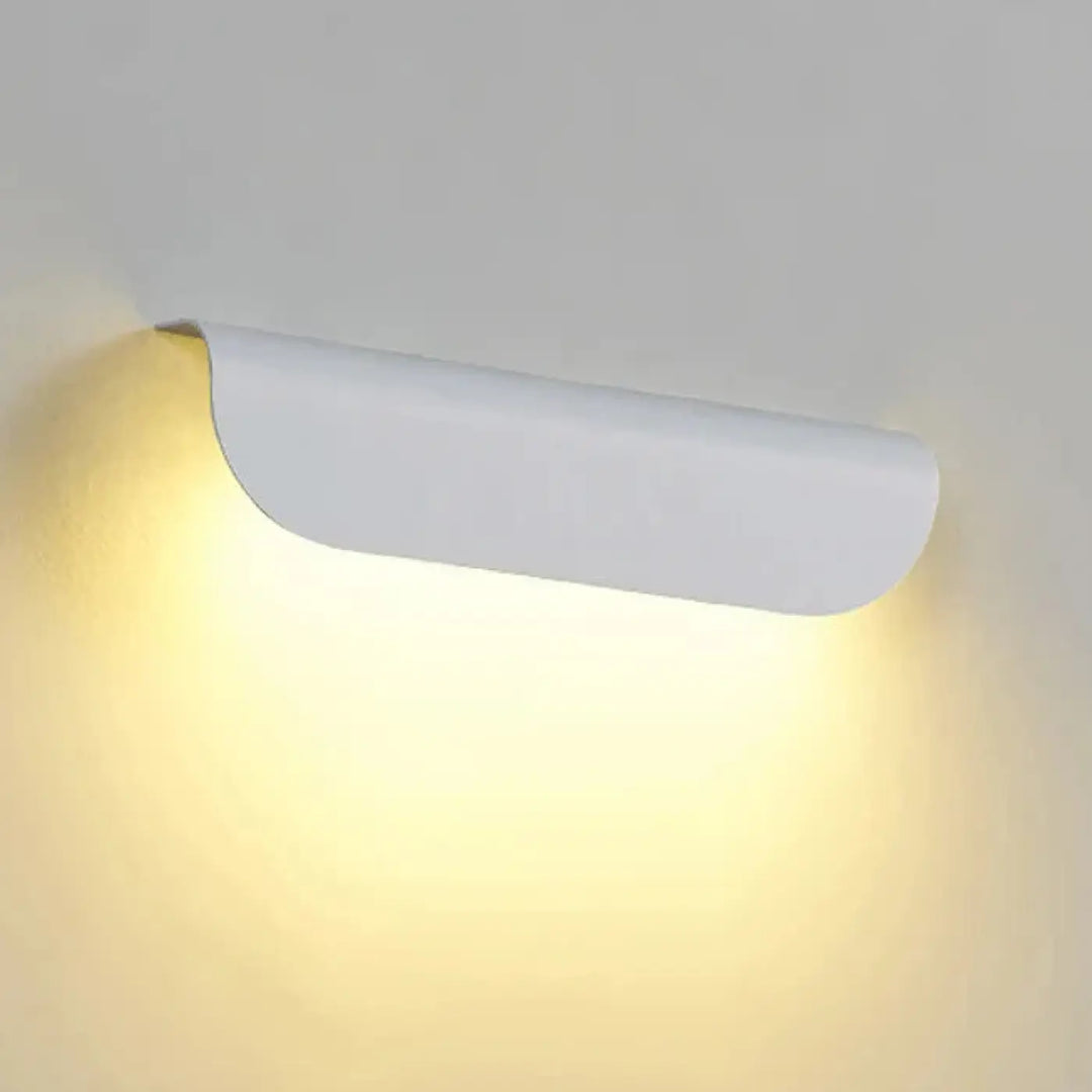Applique murale minimaliste blanche en forme courbée avec lumière jaune chaude modèle nox design épuré mural