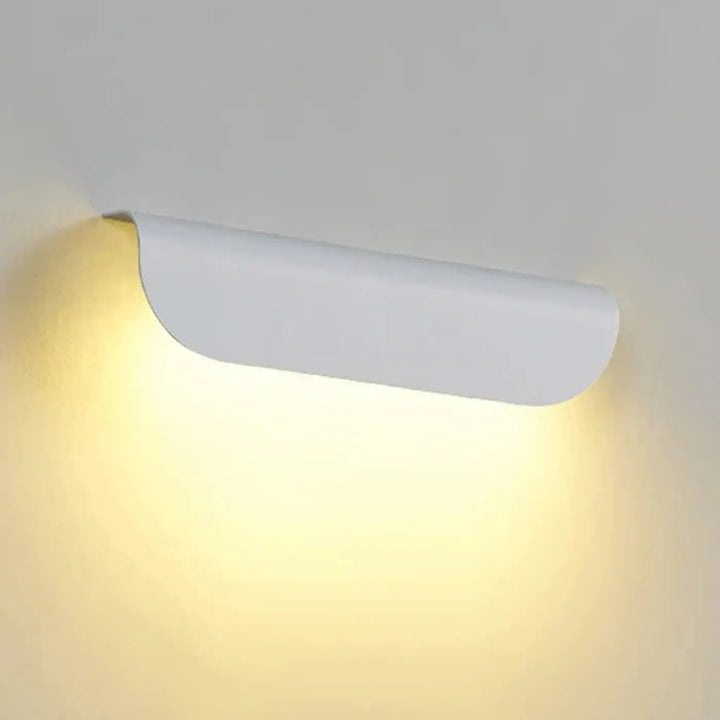 Applique murale minimaliste blanche en forme courbée avec lumière jaune chaude modèle nox design épuré mural