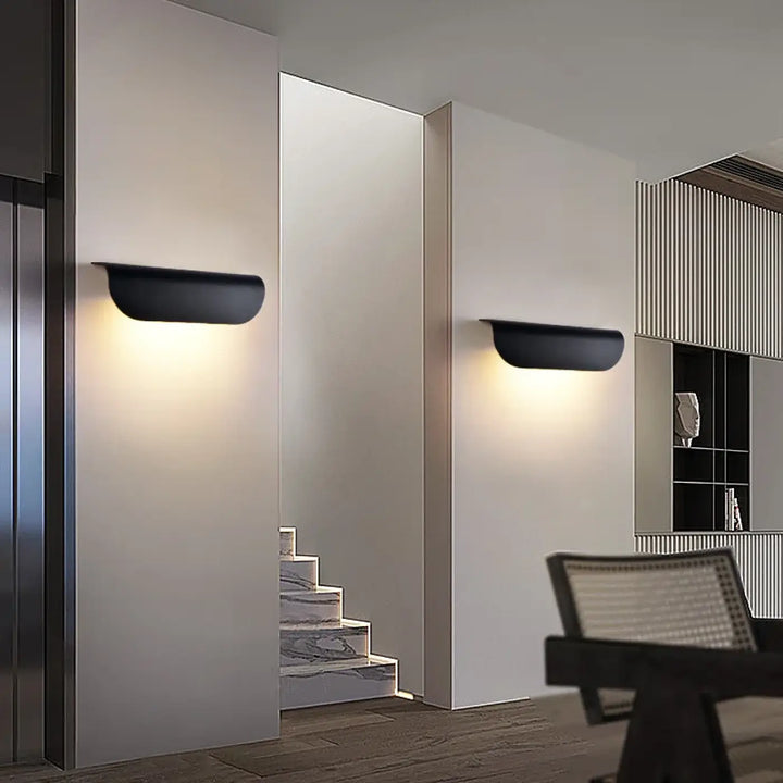 Applique murale minimaliste noire avec design courbé élégant et éclairage d’ambiance chaud modèle nox