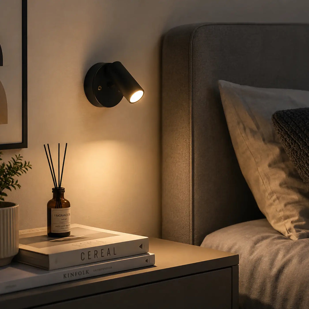 Applique murale lunexa noire avec tête ajustable et lumière chaude, design minimaliste pour lecture murale