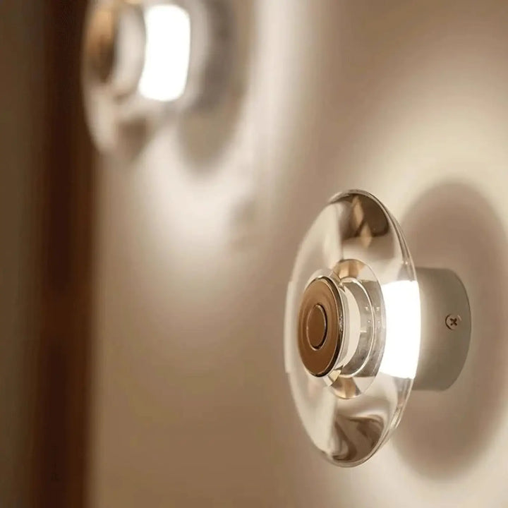 Applique murale chrome argos avec design circulaire moderne en verre cristallin et halo lumineux led chaleureux
