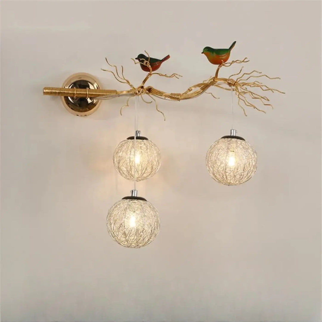 Applique murale moderne dorée avec branches torsadées, deux oiseaux peints et trois globes en verre tissés sylyvana