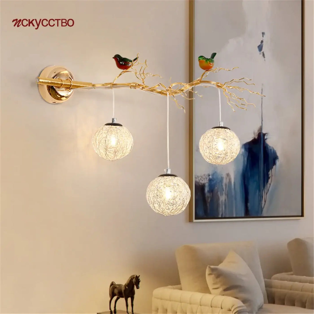 Applique murale sylvana en métal doré avec globes en verre texturé et oiseaux décoratifs design murale moderne