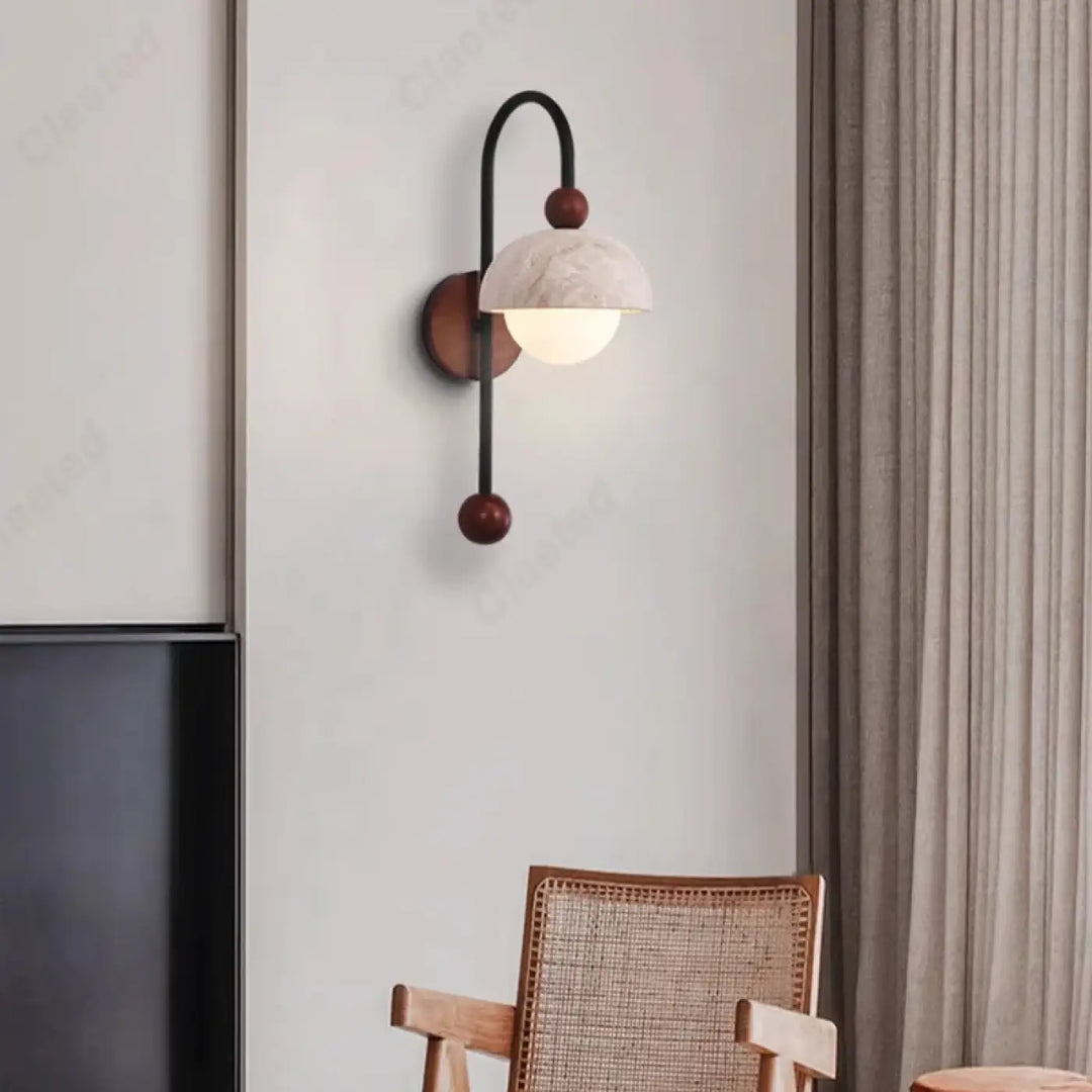 Applique murale rayora en métal noir avec diffuseur effet marbre blanc et accents sphériques rouge brun