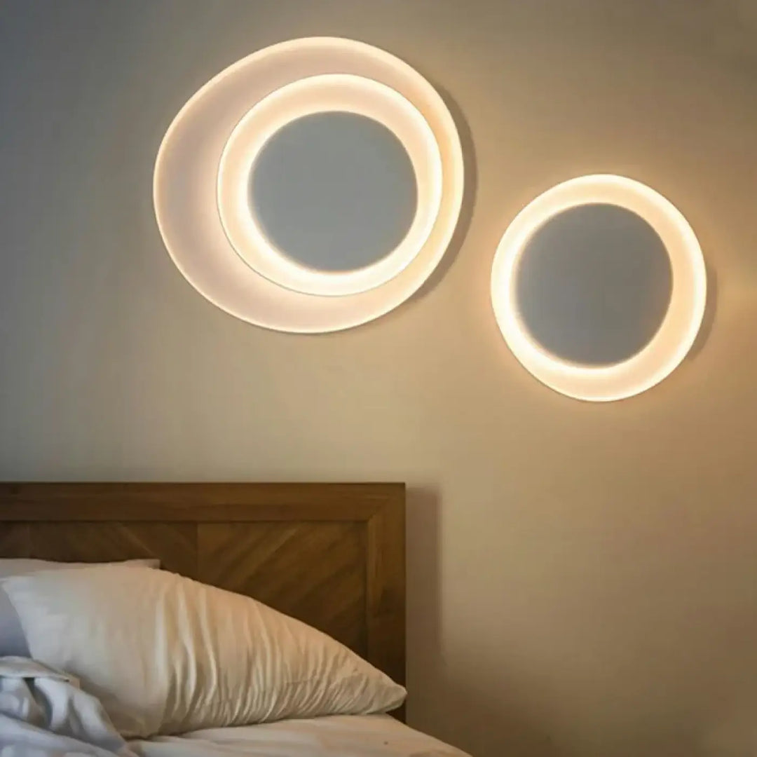 Deux appliques murales novae cercles sculptés avec un design murale moderne et une lueur chaude des anneaux lumineux
