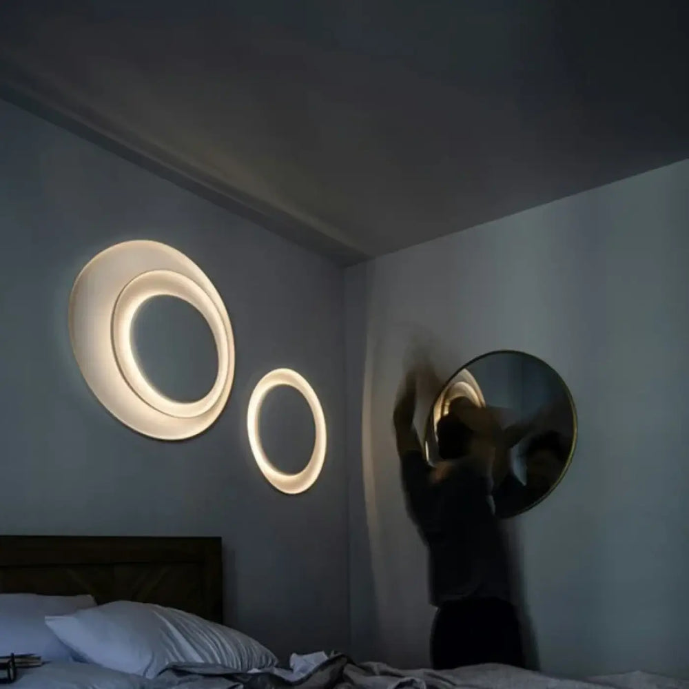 Applique murale novae avec deux cercles sculptés led émettant une lumière chaude et douce dans une ambiance moderne