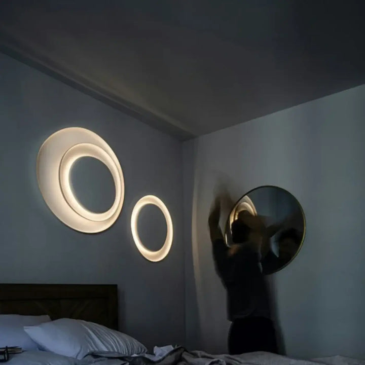 Applique murale novae avec deux cercles sculptés led émettant une lumière chaude et douce dans une ambiance moderne