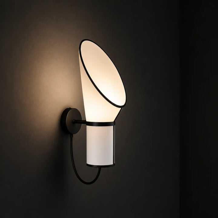 Applique murale vesto avec diffuseur ovale en verre dépoli et cadre métallique noir pour lumière tamisée murale moderne