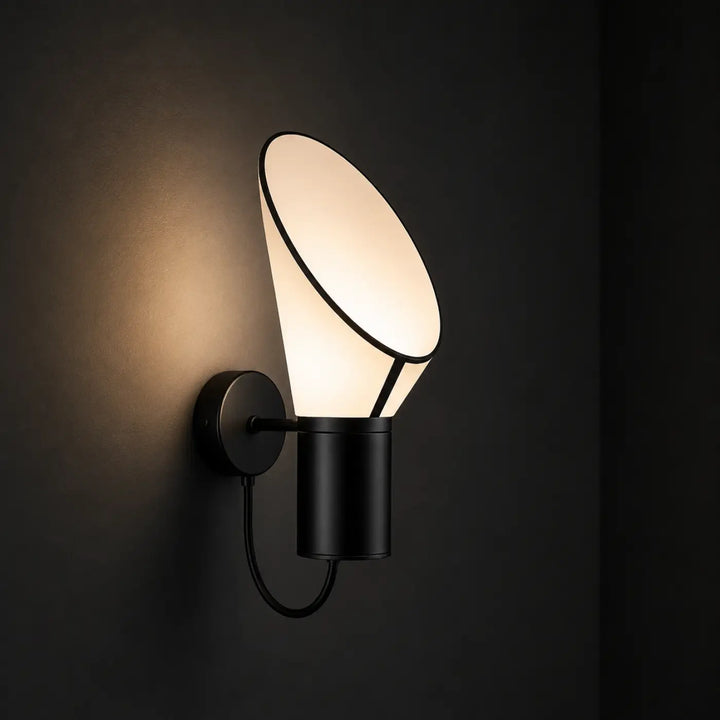 Applique murale moderno noir avec diffuseur ovale en verre dépoli et cadre métal minimaliste pour lumière tamisée