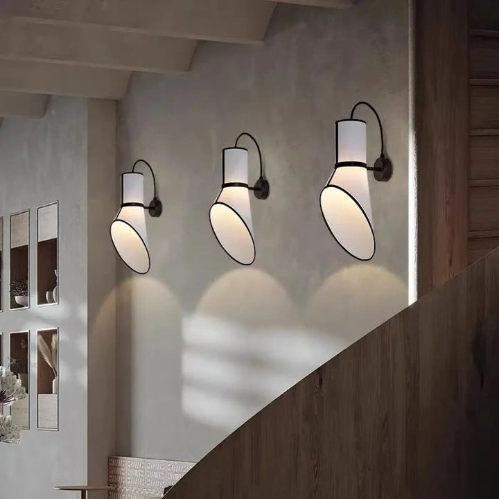 Applique murale vesto avec trois appliques modernes en métal noir et abat-jour en tissu blanc pour un éclairage chaleureux, idéal en horn standing floor lamp design