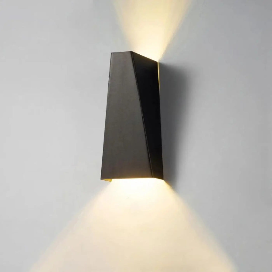 Applique murale bifal en métal noir moderne avec design angulaire diffusant une lumière chaude et directionnelle peint tension