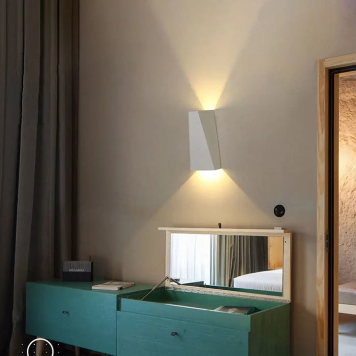 Applique murale bifal moderne avec design angulaire blanc en peint tension diffusant une lumière chaude