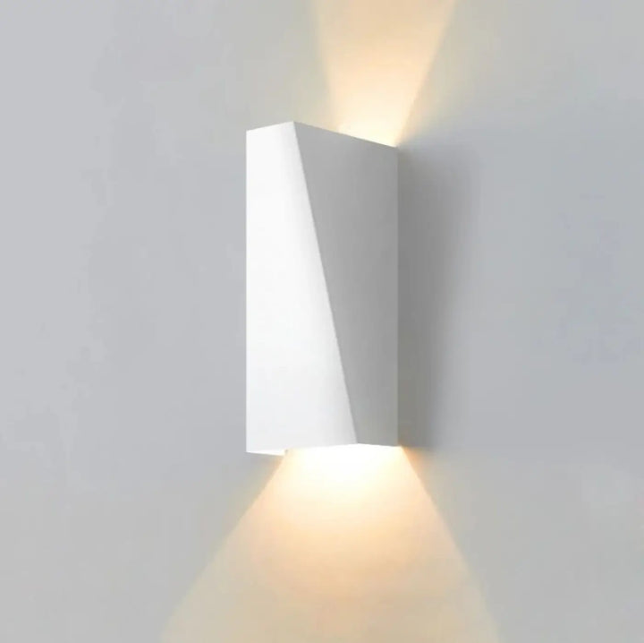 Applique murale bifal moderne blanche en géométrie avec éclairage directionnel chaud pour peint tension