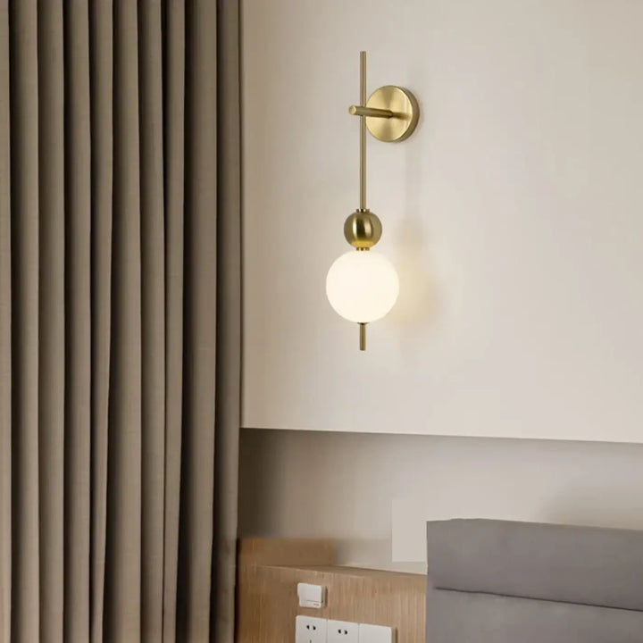 Applique murale moderne dorée pour chambre avec 3 boules

