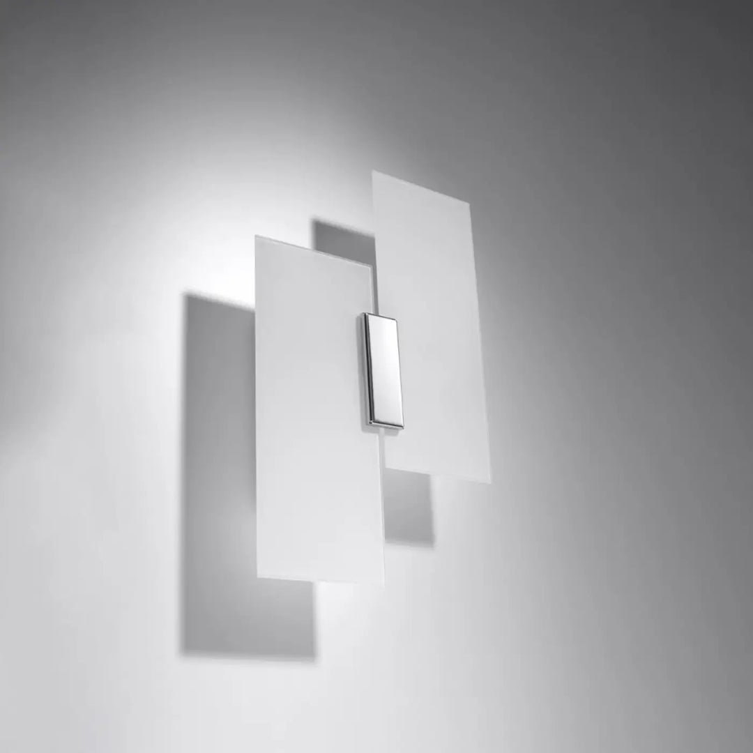 Applique murale fabiano avec verre blanc met magnifiquement un design intemporel en chrome poli et panneaux en verre blanc mat