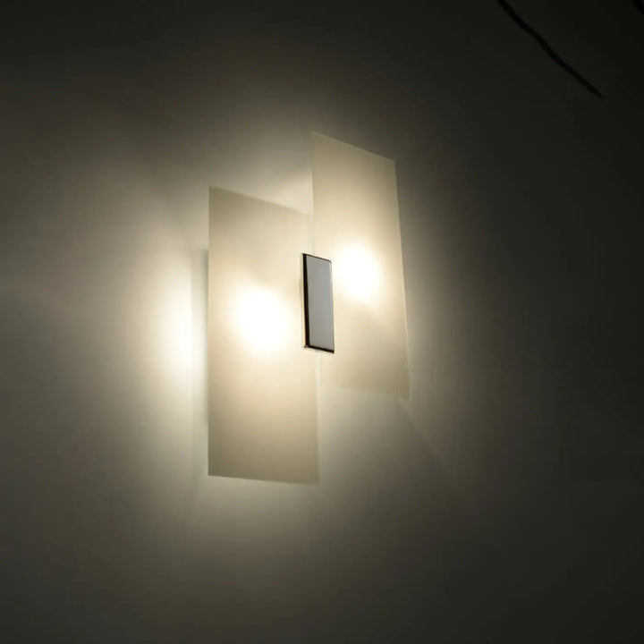 Applique murale fabiano avec cadre noir minimaliste et verre blanc met diffusant une lumière chaude et design intemporel