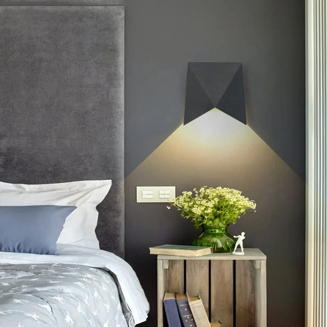 Applique murale origami noire géométrique moderne avec design angulaire diffusant une lumière chaleureuse murale moderne