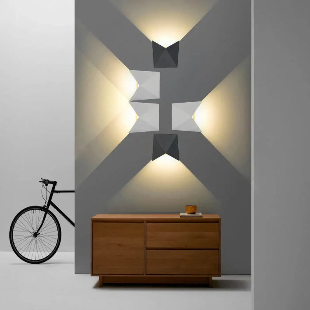 Applique murale moderne origami avec panneaux angulaires facettés en noir mat et blanc pour murale moderne