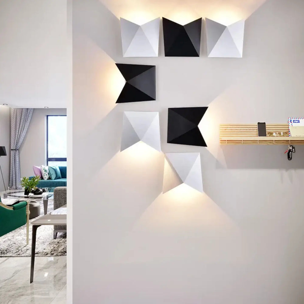 Applique murale origami noire et blanche avec design géométrique moderne et angulaire pour intérieur contemporain