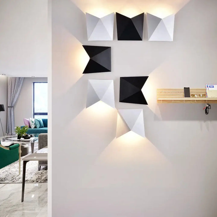Applique murale origami noire et blanche avec design géométrique moderne et angulaire pour intérieur contemporain