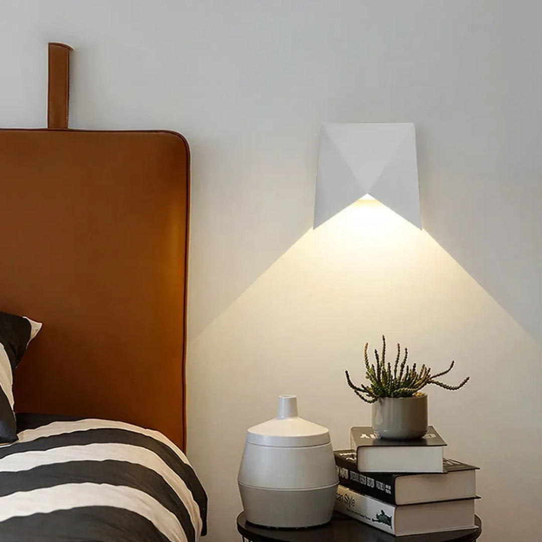 Applique murale moderne blanche en forme géométrique origami diffusant une lumière chaude et angulaire