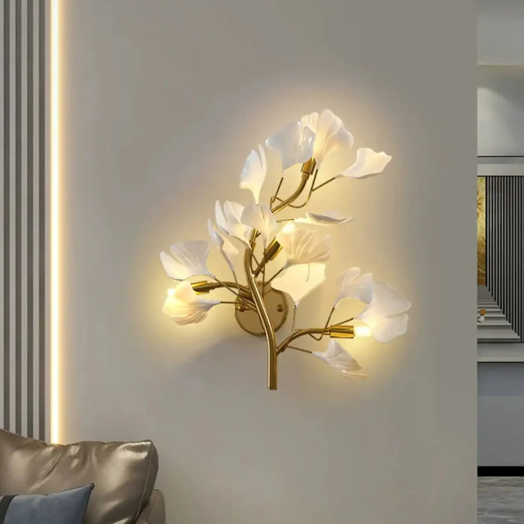 Applique murale moderne leafia en métal doré avec abat-jour en verre blanc en forme de fleur délicate en design branché
