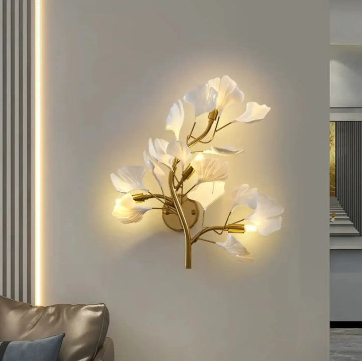 Applique murale moderne leafia en métal doré avec abat-jour en verre blanc en forme de fleur délicate en design branché