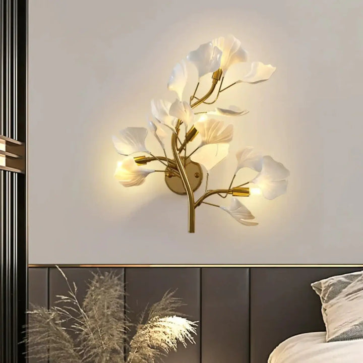 Applique murale moderne leafia en métal doré à fines tulipes en verre blanc en design floral décoratif murale moderne