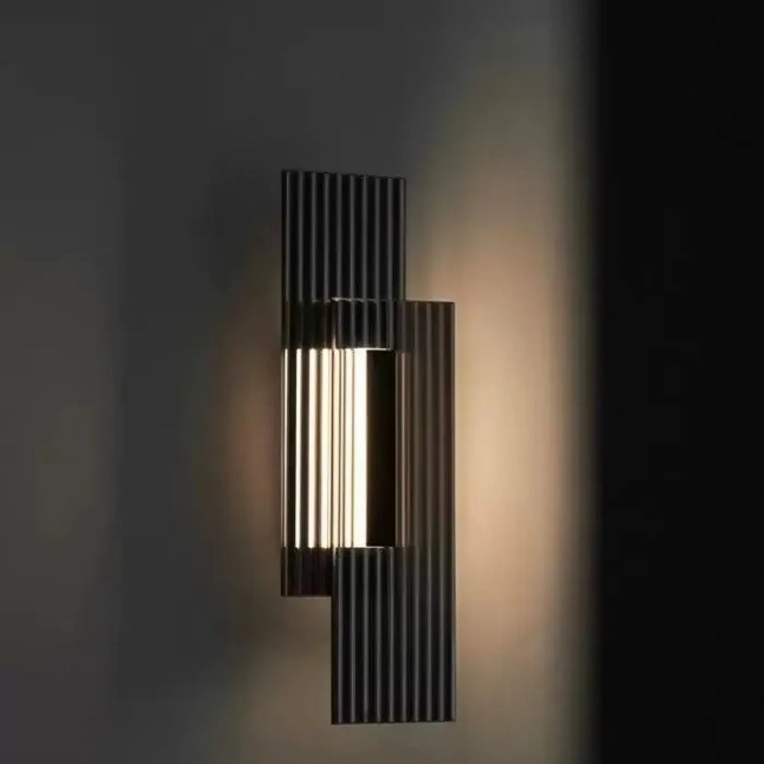 Applique murale moderne avec finition striée en métal