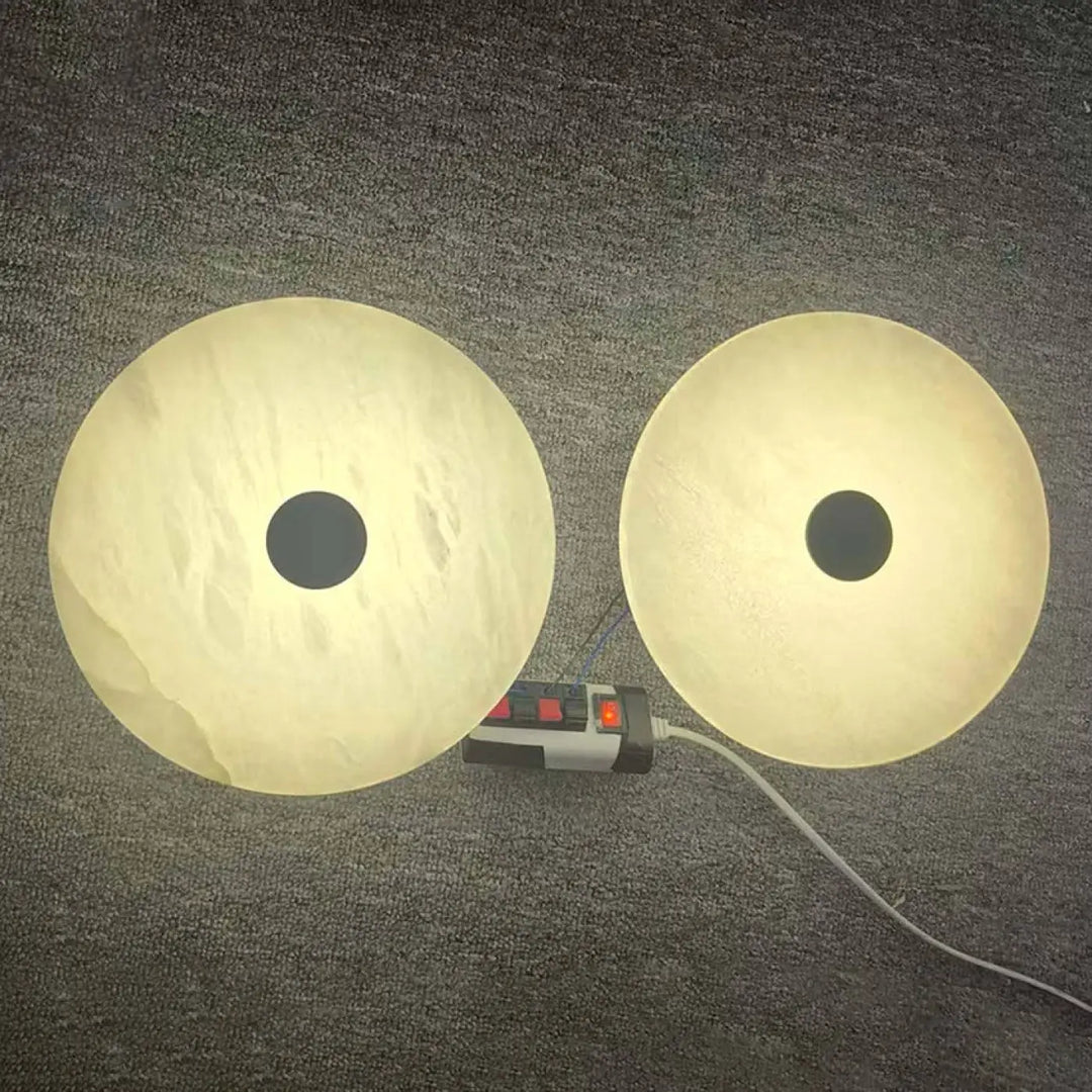 Applique murale moonya avec deux lampes rondes marbre beige à support noir pour un intérieur murale moderne