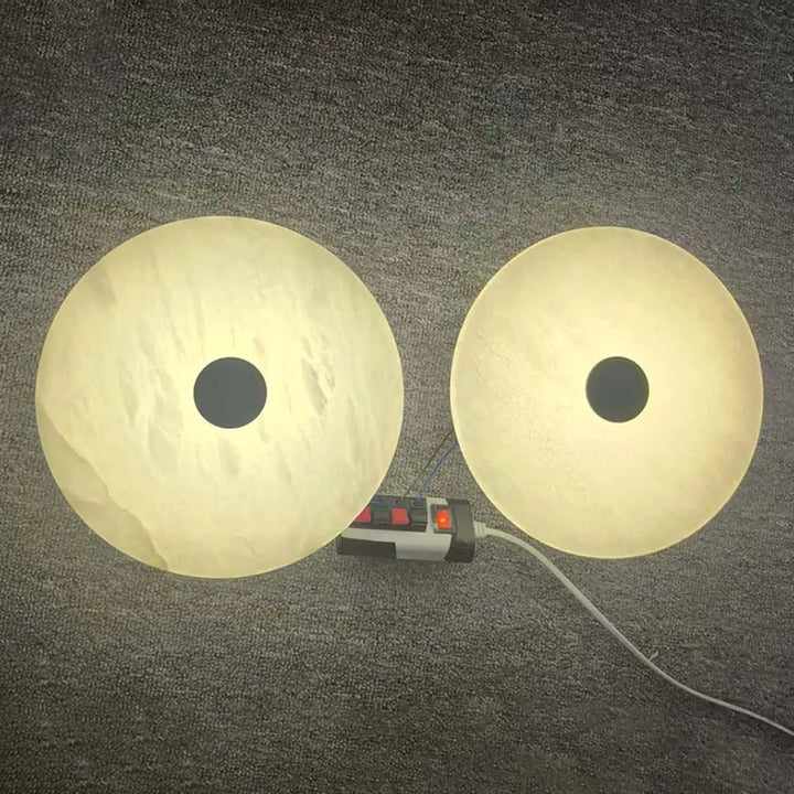 Applique murale moonya avec deux lampes rondes marbre beige à support noir pour un intérieur murale moderne