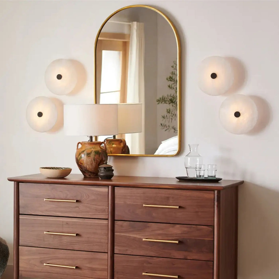 Applique murale moonya miroir arche dore avec support noir et details en marbre beige pour decor murale moderne