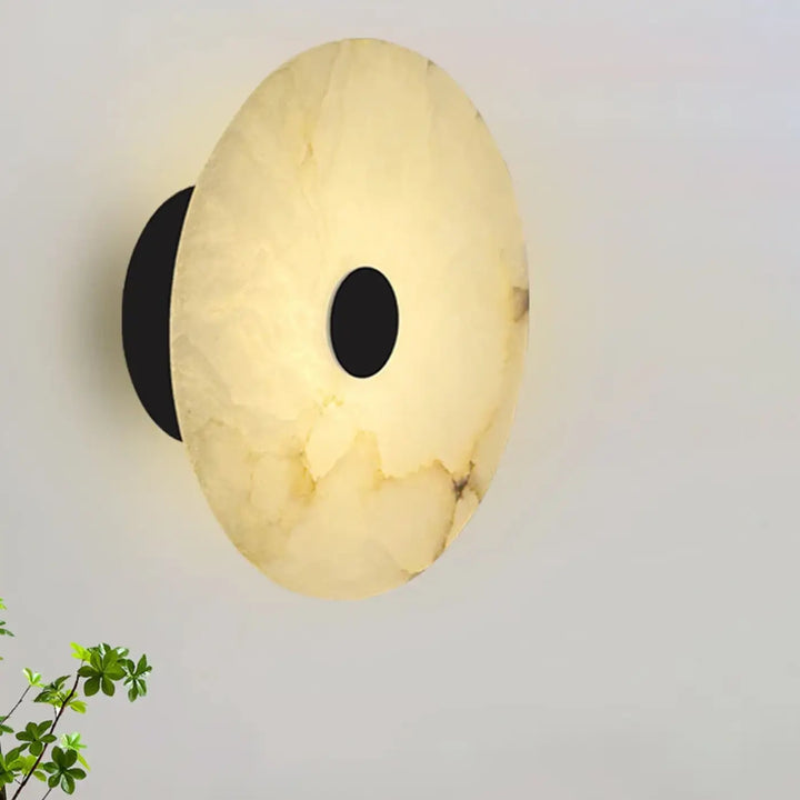 Applique murale moonya en marbre beige avec support noir mat et découpe centrale noire moderne