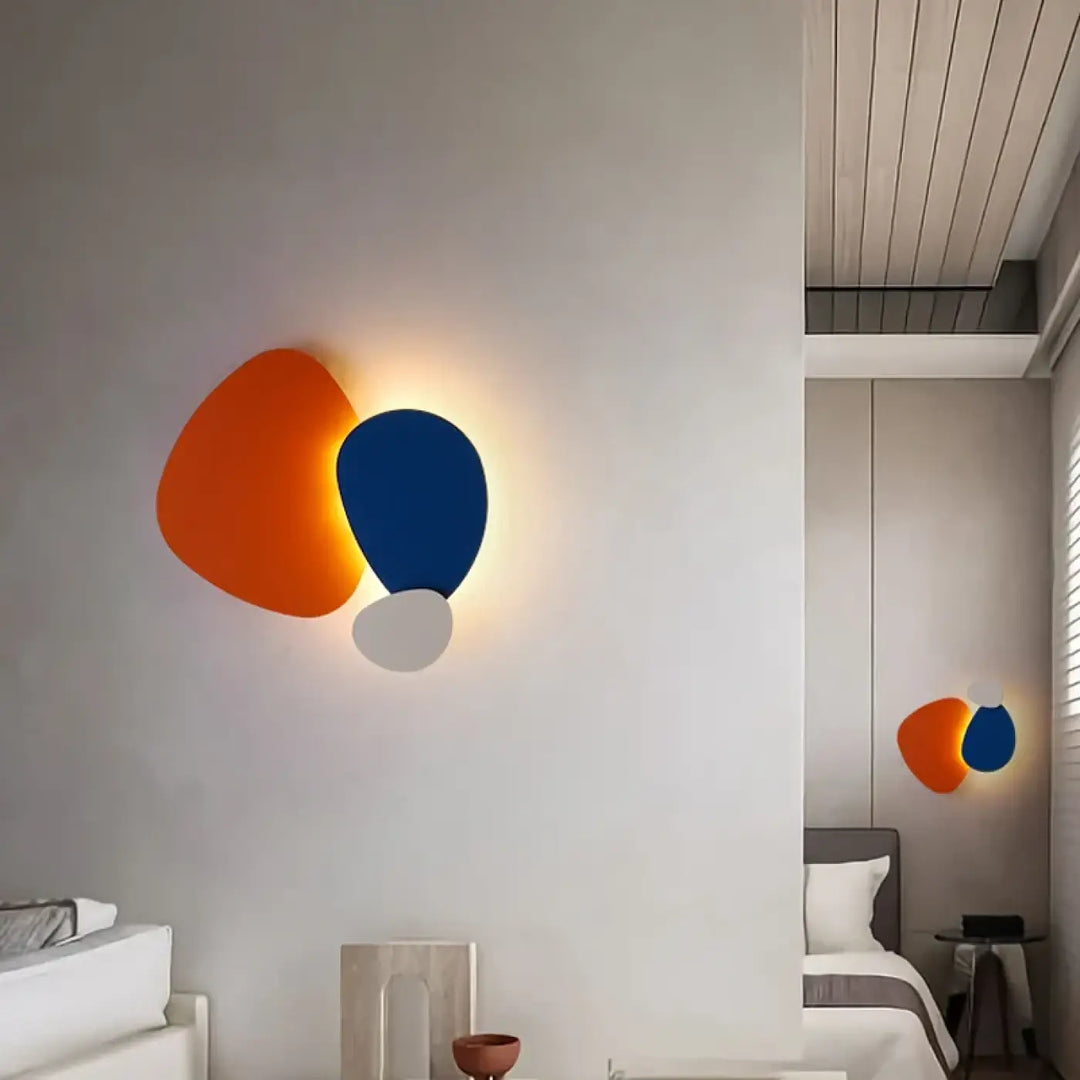 Applique murale moderne avec une plaque orange et l'autre noir

