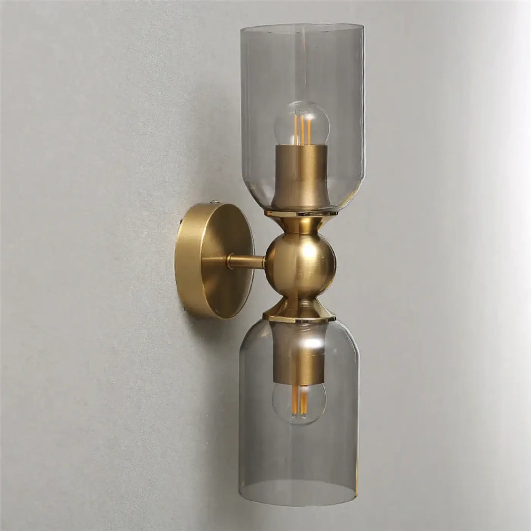 Applique murale moderne trino en laiton avec deux abat-jours en verre fumé et ampoules filament apparentes