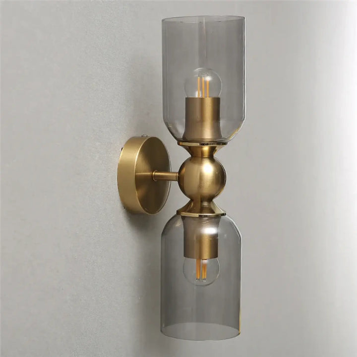 Applique murale moderne trino en laiton avec deux abat-jours en verre fumé et ampoules filament apparentes
