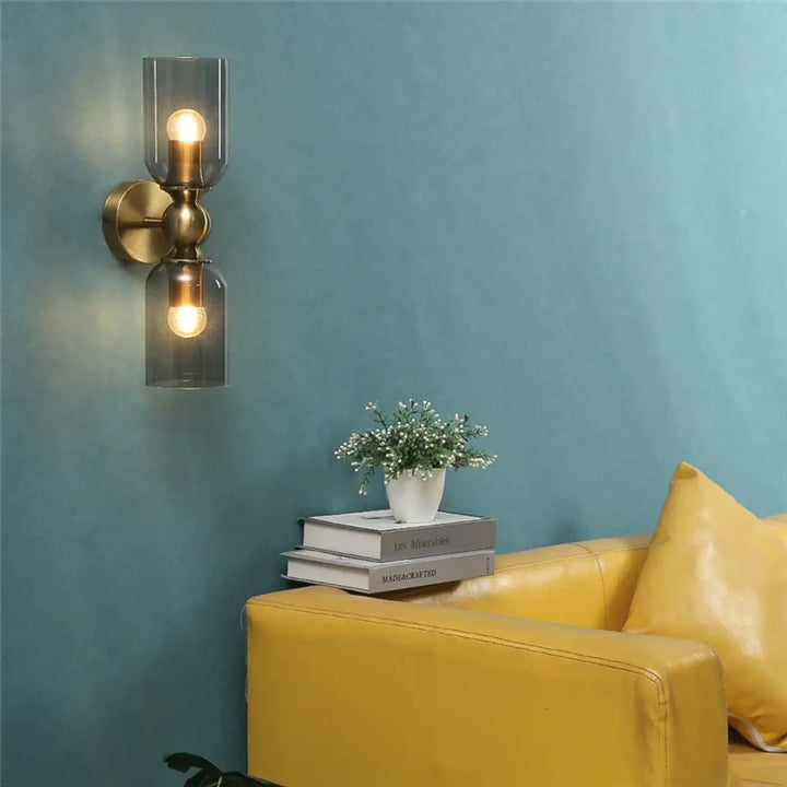 Applique murale trionr en laiton finition brass avec deux abat-jour en verre fumé et ampoules à lumière chaude murale moderne