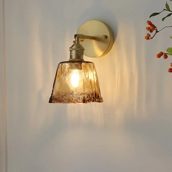 Applique murale moderne en verre fumé avec détail doré élégant