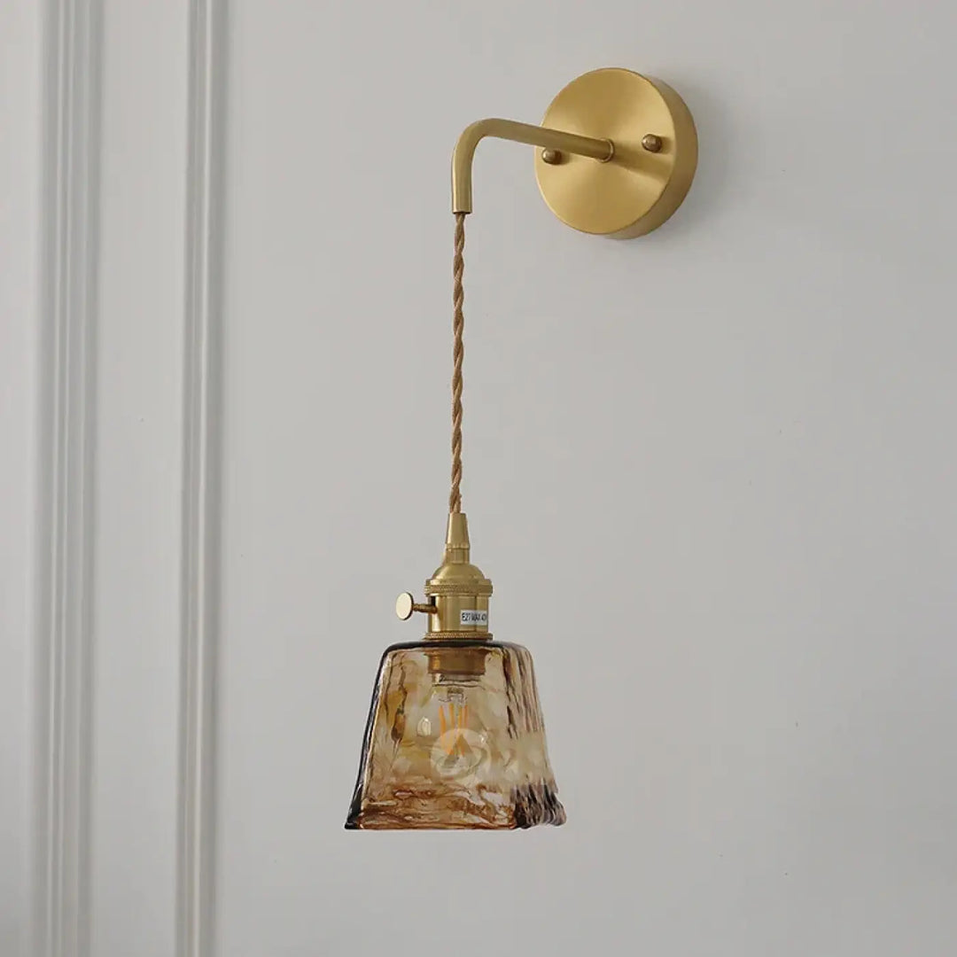 Applique murale moderne en verre fumé avec détail doré élégant